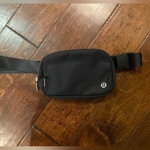 Lululemon belt bag black extended strap